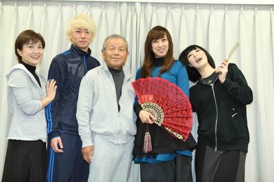 舞台「ドリームジャンボ宝ぶね ～けっしてお咎め下さいますな～」に出演する鳥居みゆき（右端）らキャスト陣。