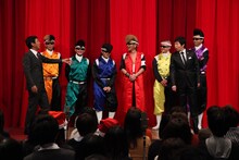 明石家さんま（左端）、今田耕司（右から2人目）と氣志團。(c)吉本興業