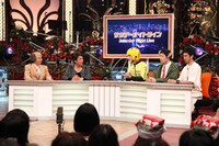 コント「サタデーナイトライン」の一場面。(c)吉本興業