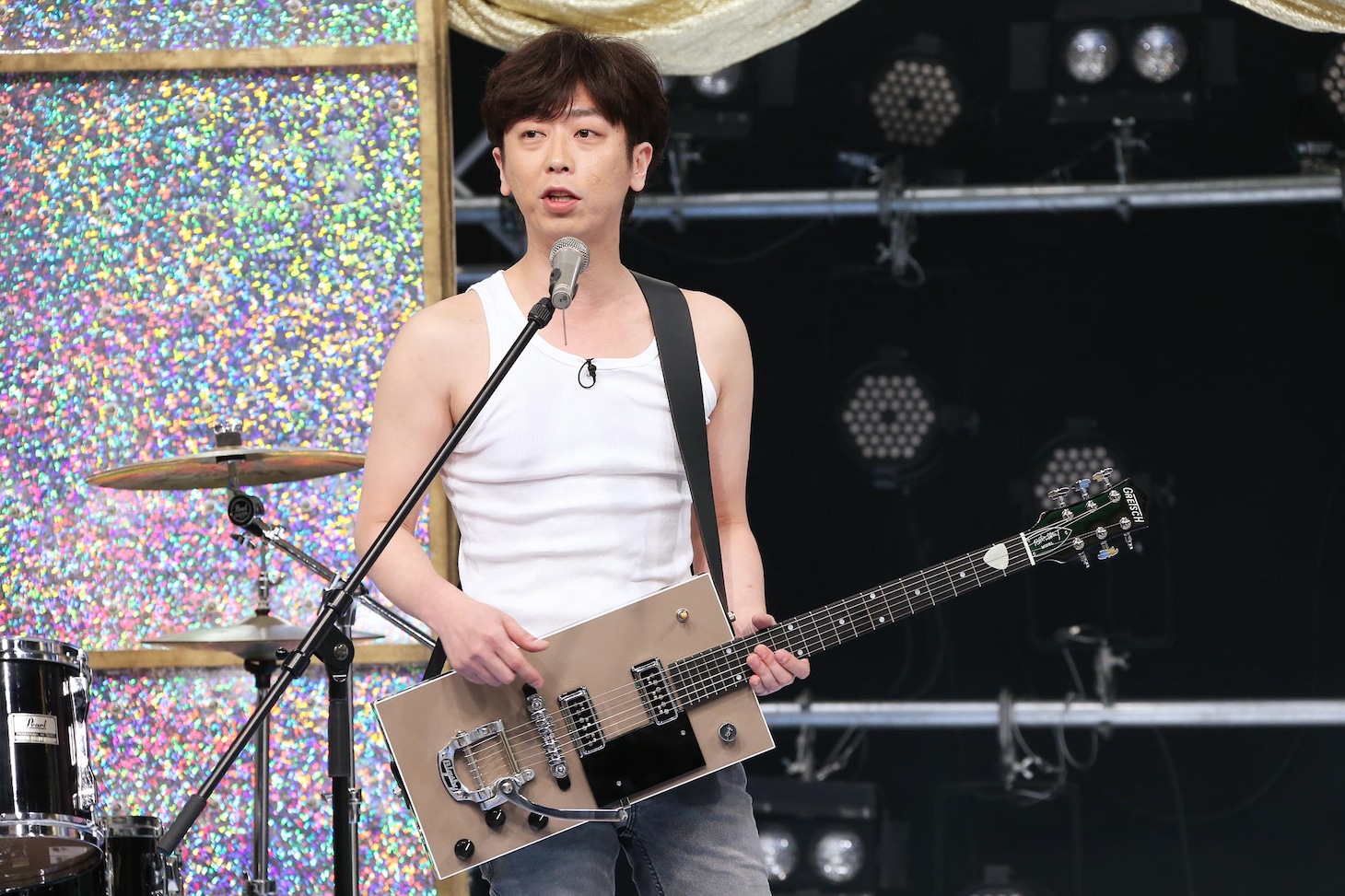 「ゴッドタン」のDVD「芸人マジ歌選手権ライジング」に登場するフットボールアワー後藤。(c)2013 テレビ東京