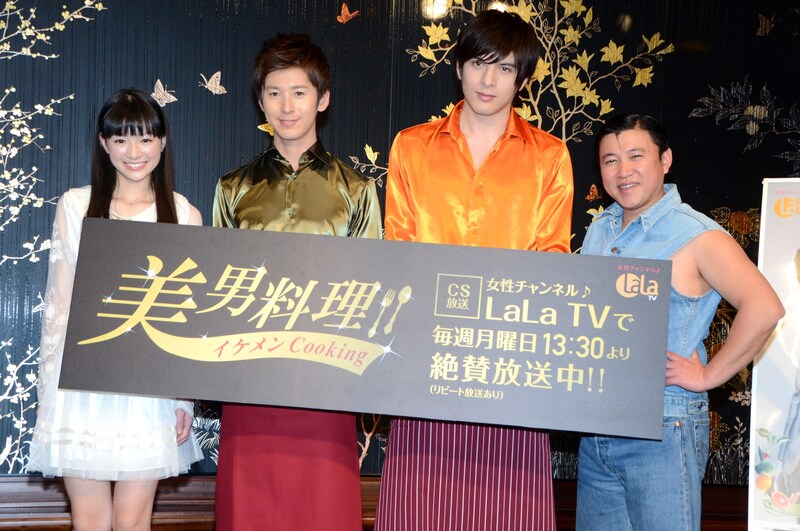 「美男料理＜イケメンCooking＞」公開収録イベントに登場したスギちゃん（右端）と、優希美青、寺田真二郎、城田優（左から）。