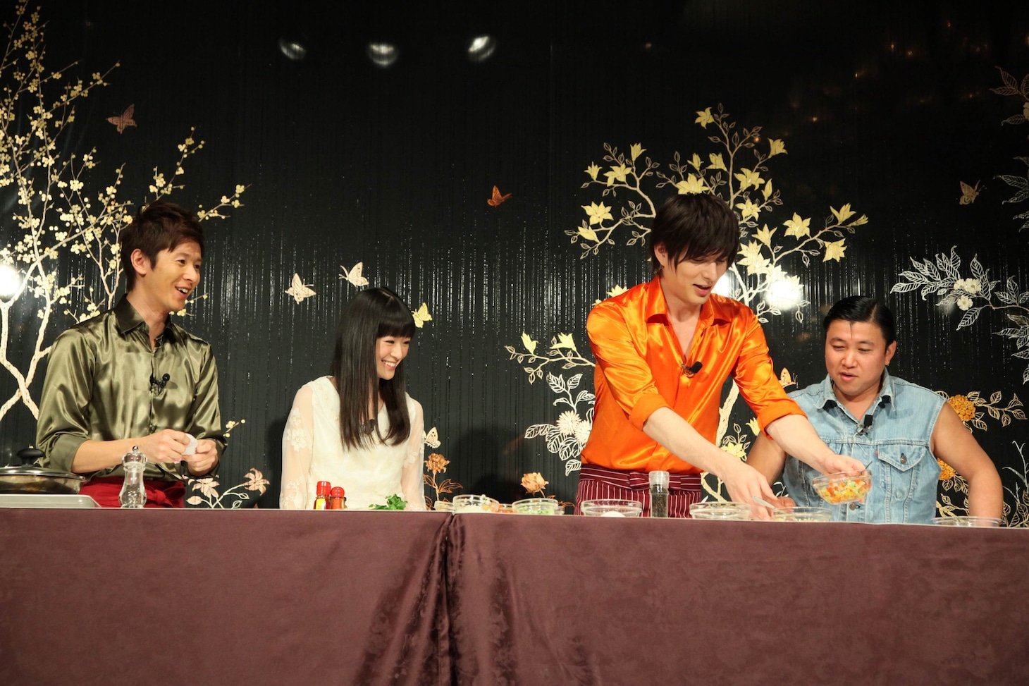 収録の様子。優希美青（左から2人目）の好きな芸人がCOWCOWと聞いたスギちゃん（右端）が「あたりまえ体操」を披露するくだりもあった。