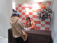 サイン会の様子。