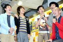 （左から）さらば青春の光、しずると、バイきんぐ小峠（手前右）。