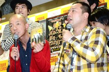 自身の初DVD「King」について告知するバイきんぐ（手前）。