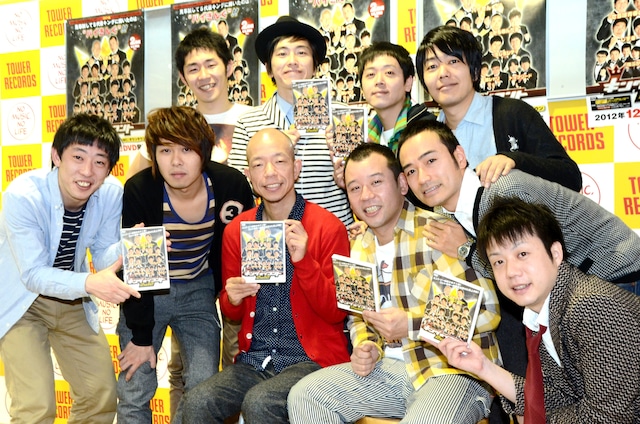 DVD「キングオブコント2012」の発売記念イベントに登場した芸人5組。王者のバイきんぐ（前列中央）を筆頭に、同大会決勝の上位5組が揃った。