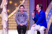 吉本興業創業100周年記念公演「吉本百年物語12月公演『日本全国、テレビで遊ぼ』」に登場したナインティナイン岡村（左）。(c)吉本興業