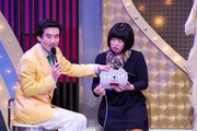 吉本興業創業100周年記念公演「吉本百年物語12月公演『日本全国、テレビで遊ぼ』」に登場した伊藤修子（右）。(c)吉本興業