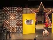 皿回しをしながら組体操のサボテンをするTEAM BANANA。