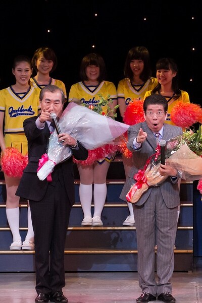 吉本興業創業100周年記念公演「吉本百年物語12月公演『日本全国、テレビで遊ぼ』」千秋楽の様子。(c)吉本興業
