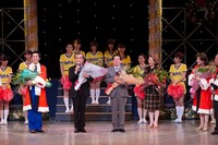 吉本興業創業100周年記念公演「吉本百年物語12月公演『日本全国、テレビで遊ぼ』」千秋楽の様子。(c)吉本興業