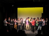 にぎやかなオープニング。