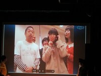 淡路島からの中継で似てないモノマネを披露した梅小鉢・小森。東京から「ブス」と声がかかると、「初夢に出たろか！」と脅していた。