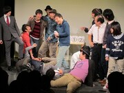 東西チーム対抗で行われた「ボディツイスター」。どんどん無理のある姿勢になっていく姿に会場も爆笑。