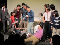 東西チーム対抗で行われた「ボディツイスター」。どんどん無理のある姿勢になっていく姿に会場も爆笑。