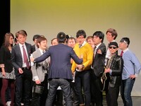 観客対芸人の「お笑いガマン対決」では、なかなか笑わない観客に心が折れそうになり、MCの南川が1回ブレイクタイムをとった。