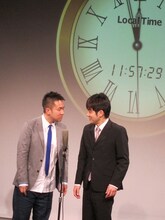 時計を背にカウントダウンの瞬間に向けて漫才を披露したなすなかにし。