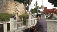 成田山不動尊の笑魂塚を詣でる笑福亭仁鶴。1月5日放送「笑福亭仁鶴と訪ねる大阪の笑い100年」より。(c)NHK