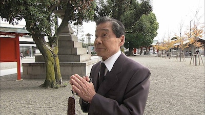 成田山不動尊の笑魂塚を詣でる笑福亭仁鶴。1月5日放送「笑福亭仁鶴と訪ねる大阪の笑い100年」より。(c)NHK