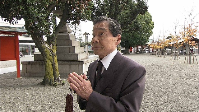 成田山不動尊の笑魂塚を詣でる笑福亭仁鶴。1月5日放送「笑福亭仁鶴と訪ねる大阪の笑い100年」より。(c)NHK