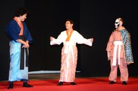 （左から）トータルテンボス藤田、具志堅用高、鉄拳。