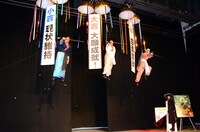 映画「ドラゴンゲート 空飛ぶ剣と幻の秘宝」の公開記念イベントで、ワイヤーアクションに挑戦した（左から）トータルテンボス藤田、具志堅用高、鉄拳。