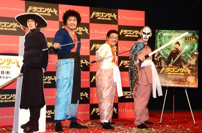 （左から）トータルテンボス藤田、具志堅用高、鉄拳。