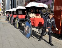 1月10日スタートのドラマ木曜ミステリーシアター「お助け屋☆陣八」（読売テレビ・日本テレビ系）スタートを記念して行われた人力車イベント。(c)YTV