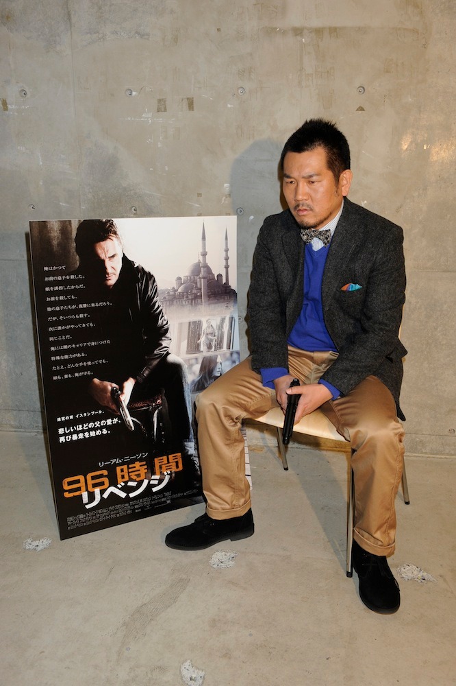 “吉本のリーアム・ニーソン”と言い張り、ポスターと同じポーズをして見せる藤本。