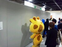 本番を前に緊張した背中を見せるいしきりん。(c)松竹芸能