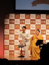 新ギャグに対する会場の好感触に笑顔がこぼれるダンディ坂野。