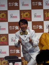 新商品「ポン・デ・リング生」の食感を活かした新ギャグ「もっち！」を何度も披露するダンディ坂野。