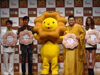 ミスタードーナツ新商品「ポン・デ・リング生」の発売を記念して結成された「ポン・デ・リング部」のダンディ坂野、野口五郎、マツコ・デラックス、木下優樹菜。写真中央はポン・デ・ライオン。