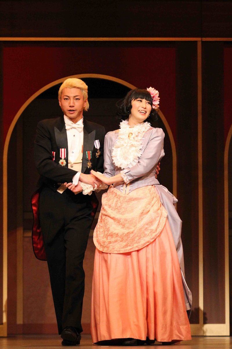 舞台「ドリームジャンボ宝ぶね～けっしてお咎め下さいますな～」で俳優の矢崎広（左）の妻役を演じる鳥居みゆき（右）。（撮影：田中亜紀）