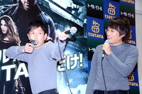 銃のウンチクを披露する元自衛官のフルーツポンチ亘（左）。