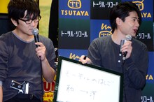 「女の子との最高のデートの記憶とは？」という質問に「モーテルのはしご。和から洋へ」などと回答し、すぐさまその回答が書かれたボードを放り投げた平成ノブシコブシ吉村（右）。