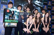 「『トータル・リコール』TSUTAYAだけでレンタル開始！記念イベント」に登場した（後列左から）あべこうじ、平成ノブシコブシ、フルーツポンチと、（前列の）TSUTAYAプリンセス。