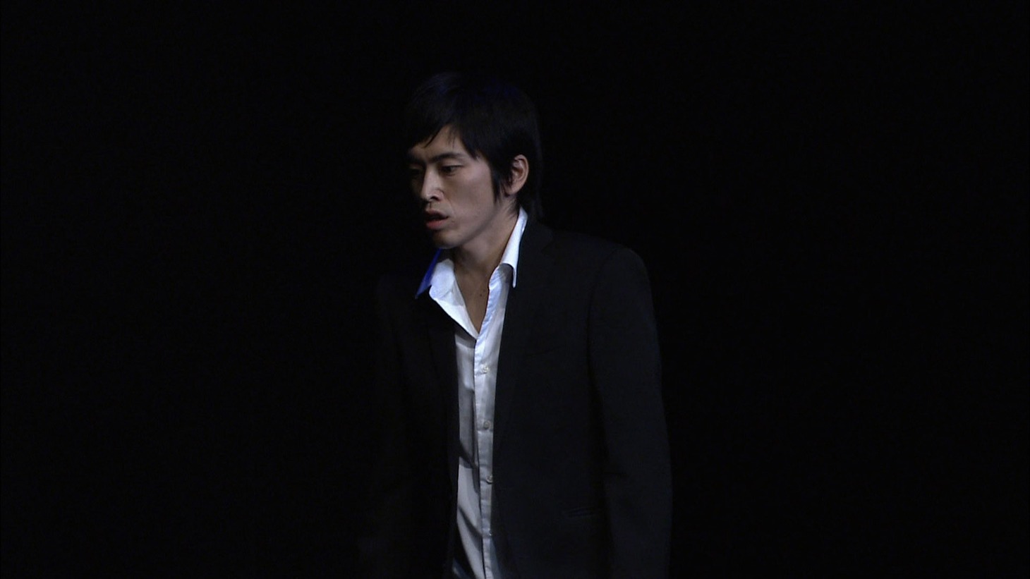 DVD「しずる単独コントライブ Conte Out」の一場面。