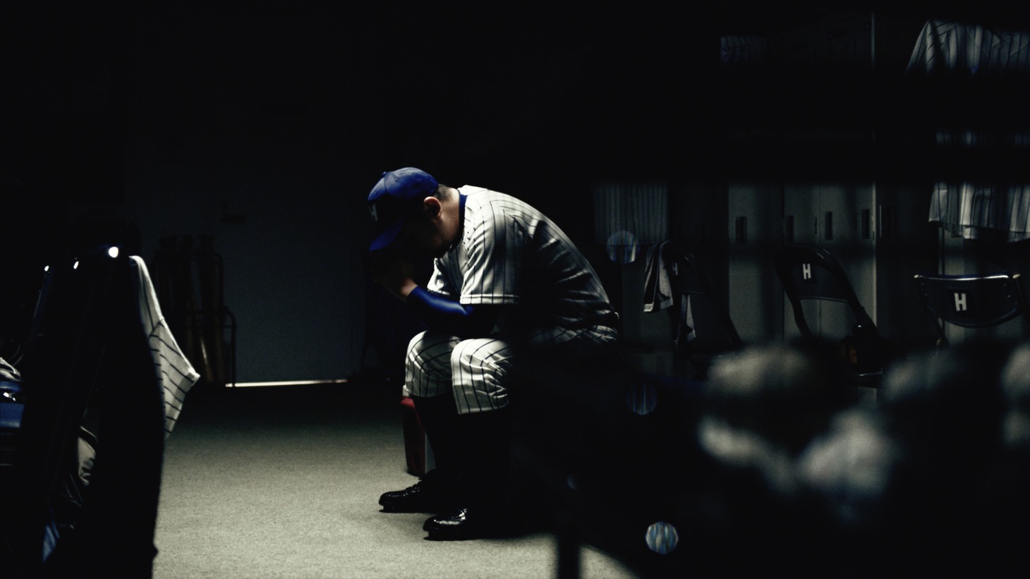 スタジアムのロッカールーム内でユニフォームに着替え、ベンチに座りながら精神を集中させるケンコバ。