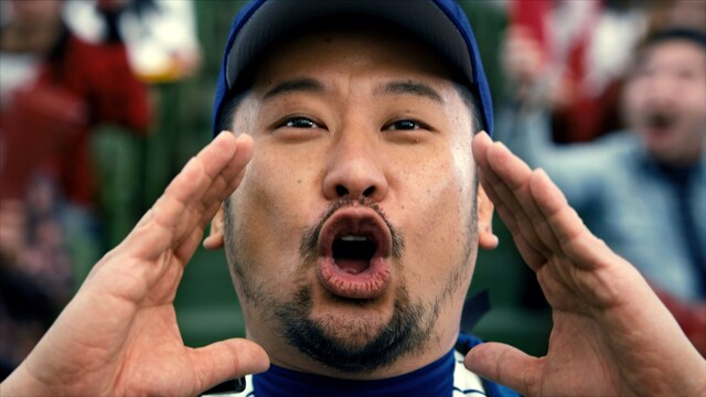 メントールキャンディ「ホールズ」の新テレビCM「ボイスワーカー」編に出演するケンドーコバヤシ。