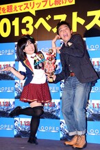 映画「LOOPER/ルーパー」の公開記念イベント「2013年ベストスベリスト 涙の授賞式」に登場した、ますだおかだ岡田（右）と、AKB48時代の前田敦子に扮するキンタロー。（左）。