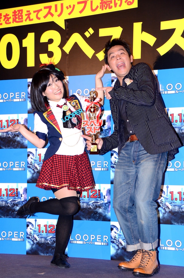 映画「LOOPER/ルーパー」の公開記念イベント「2013年ベストスベリスト 涙の授賞式」に登場した、ますだおかだ岡田（右）と、AKB48時代の前田敦子に扮するキンタロー。（左）。