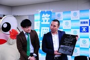 笠岡思民大使の千鳥・大悟と、井原ふるさと大使の千鳥・ノブの「大使大使」。(c)吉本興業