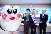 1月10日、大阪・吉本興業本社にて行われた千鳥・大悟の岡山県笠岡市「笠岡思民大使」委嘱式(c)吉本興業