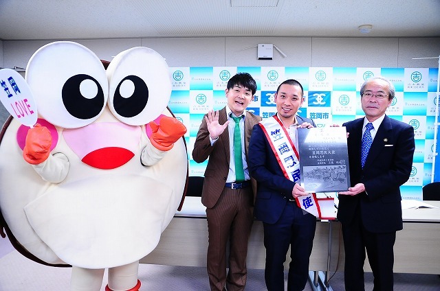 1月10日、大阪・吉本興業本社にて行われた千鳥・大悟の岡山県笠岡市「笠岡思民大使」委嘱式(c)吉本興業