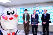 千鳥・大悟の岡山県笠岡市「笠岡思民大使」委嘱式。(c)吉本興業