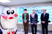 千鳥・大悟の岡山県笠岡市「笠岡思民大使」委嘱式。(c)吉本興業