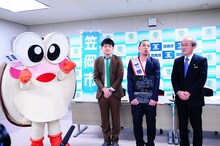千鳥・大悟の岡山県笠岡市「笠岡思民大使」委嘱式。(c)吉本興業