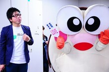 司会を務めた岡山住みます芸人の江西あきよしと、カブニくん（笠岡市キャラクター）。(c)吉本興業