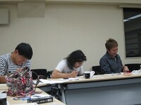 舞台「『田中が考え中』～第2幕～」の読み合わせ風景。